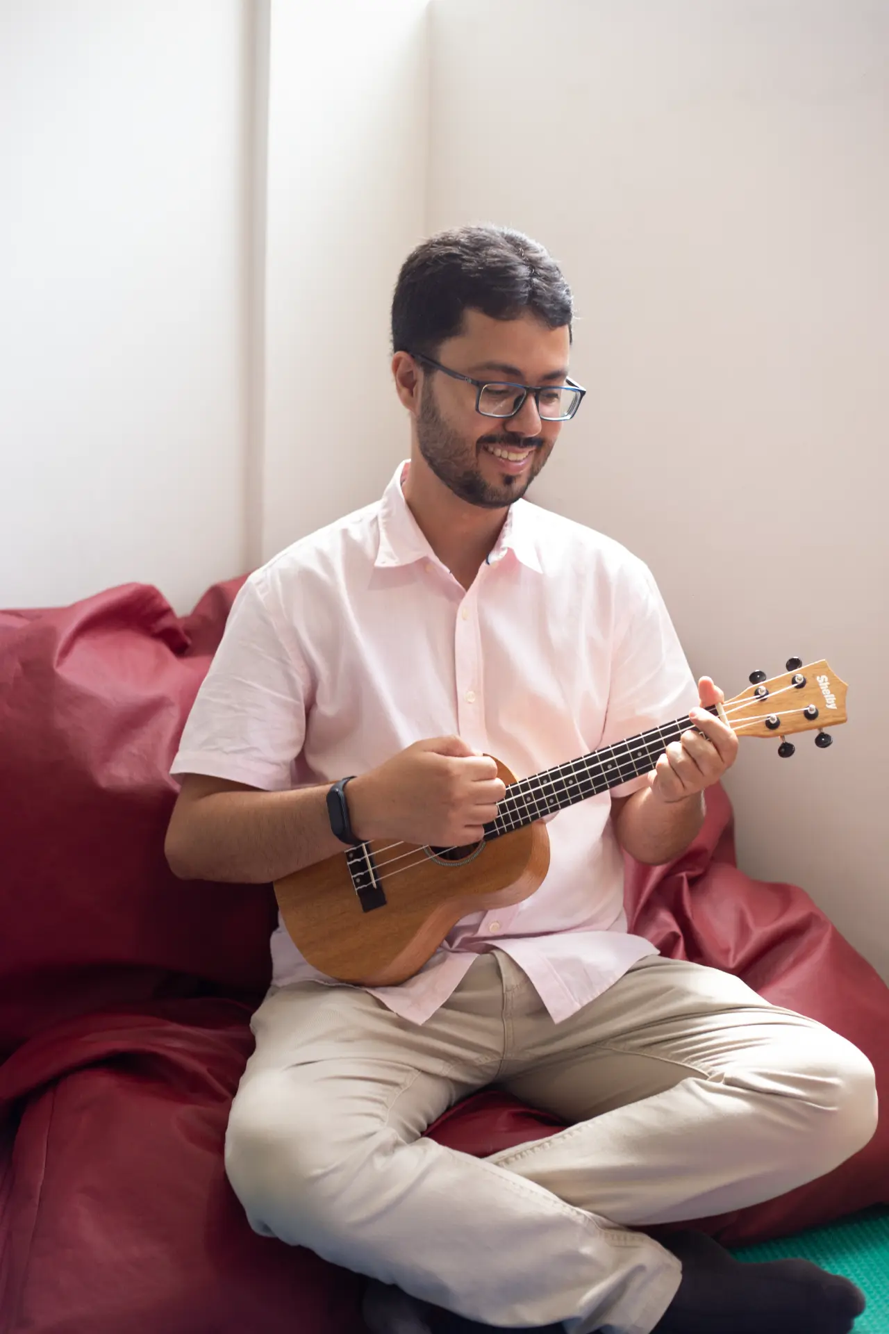 Gleisson Oliveira tocando ukulele